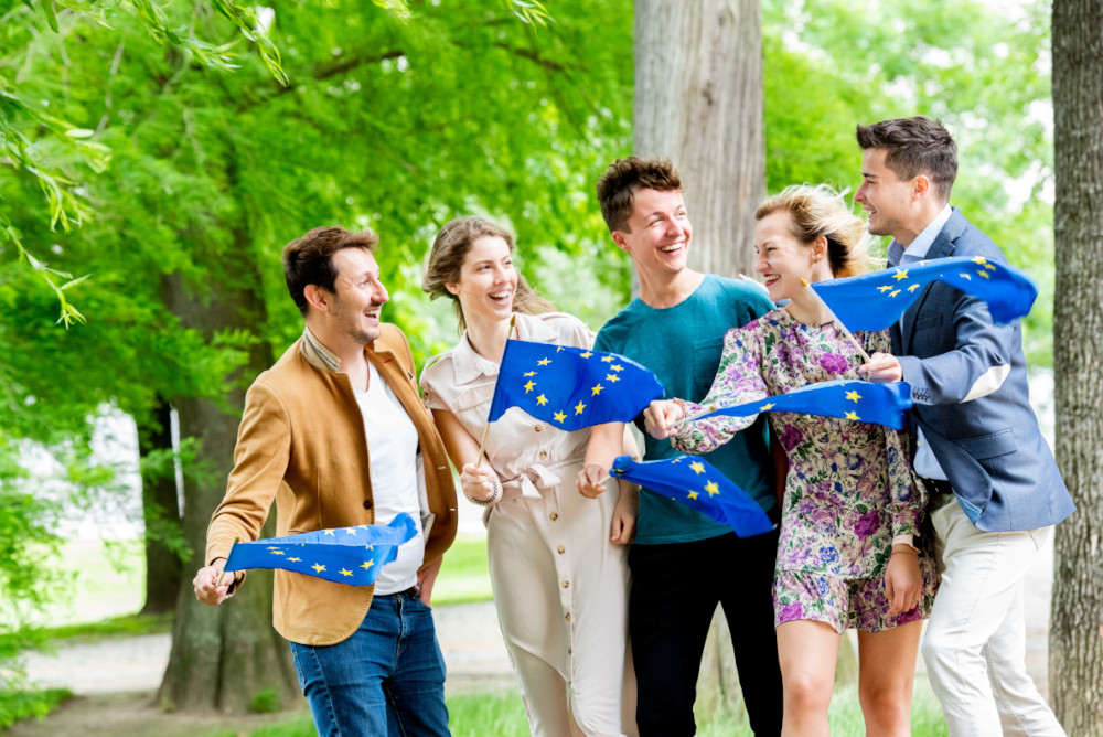 Foto: Menschengruppe mit Flaggen der Europäischen Union