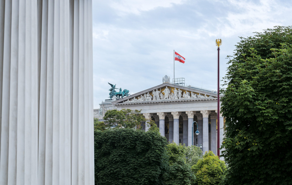 Foto: Frontalansicht des Österreichischen Parlaments